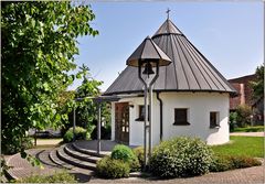 "Die Kirche im Dorf lassen"