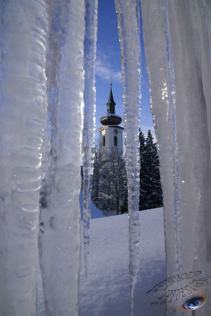 Die Kirche im eisigen Blickwinkel