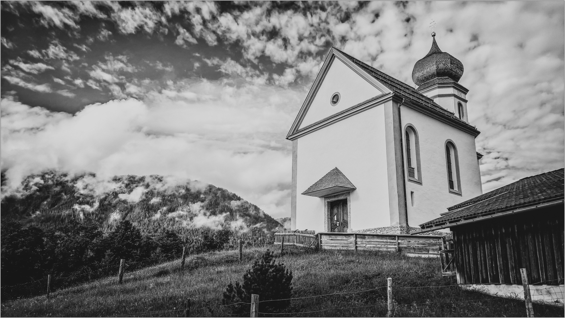 Die Kirche im idyllischen Ort Wamberg.