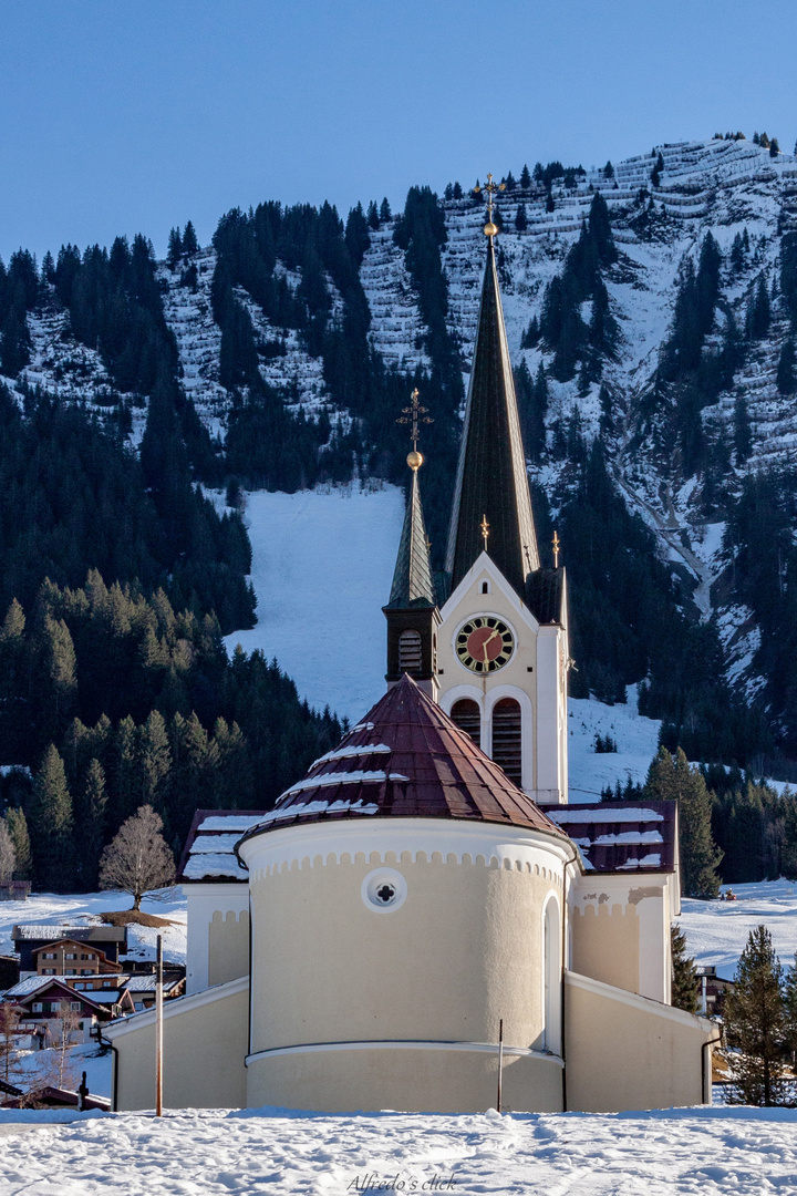 Die Kirche im Ort Riezlern*