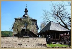 Die Kirche in Eichfeld mit dem alten Glockenstuhl aus dem 13. Jh.