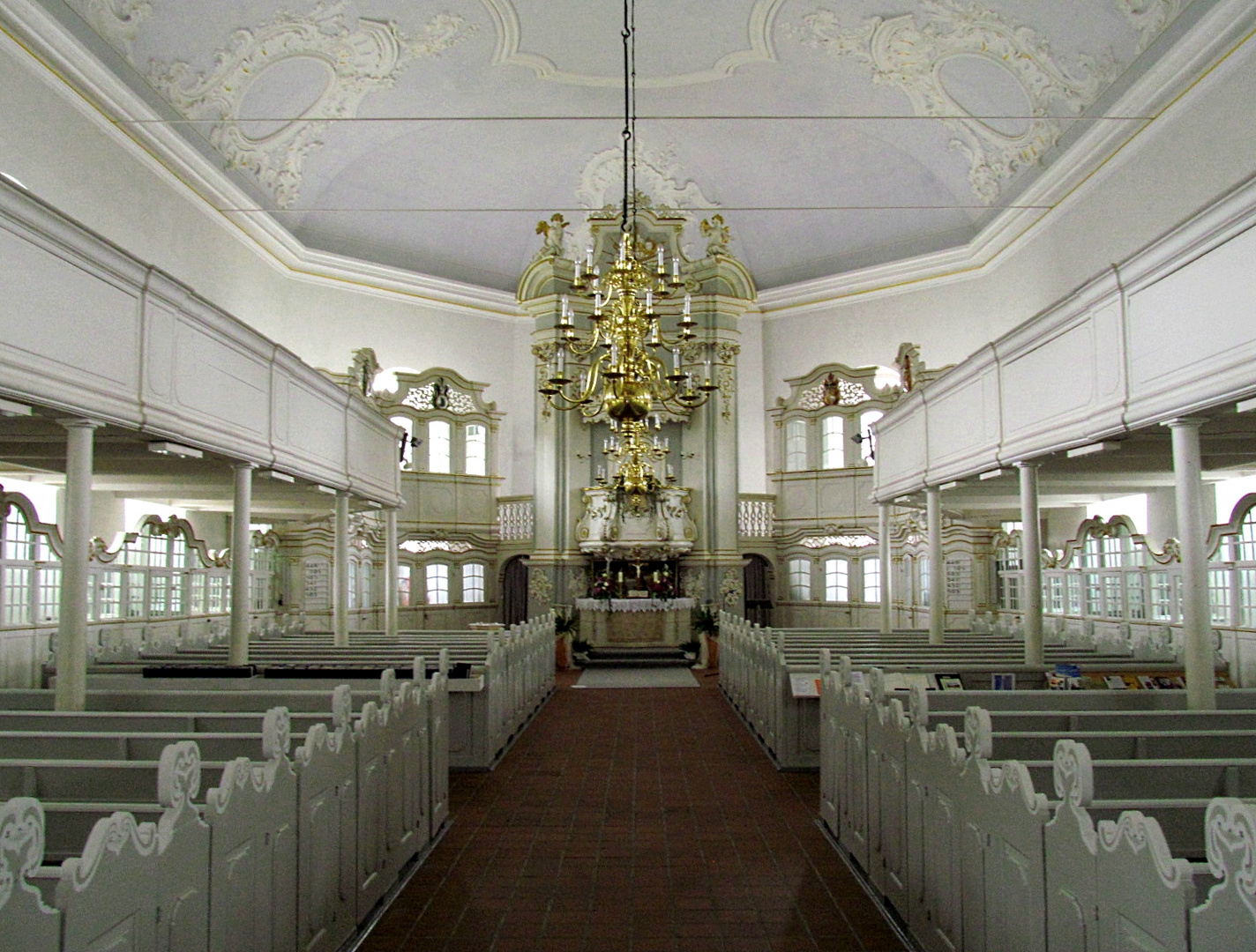 Die Kirche in Osten auf dem Weg zum Altar