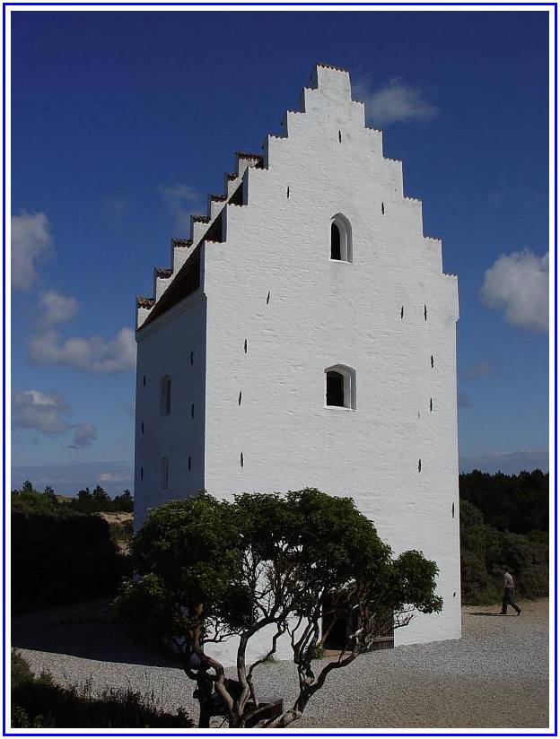 Die kirche ist unter Sand begraben und nur der Turm kann man sehen..