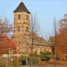 die Kirche mit der abben Turmspitze -