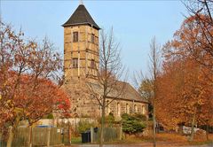 die Kirche mit der abben Turmspitze -