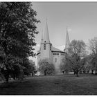 Die Kirche mit drei gleichartigen Türmen