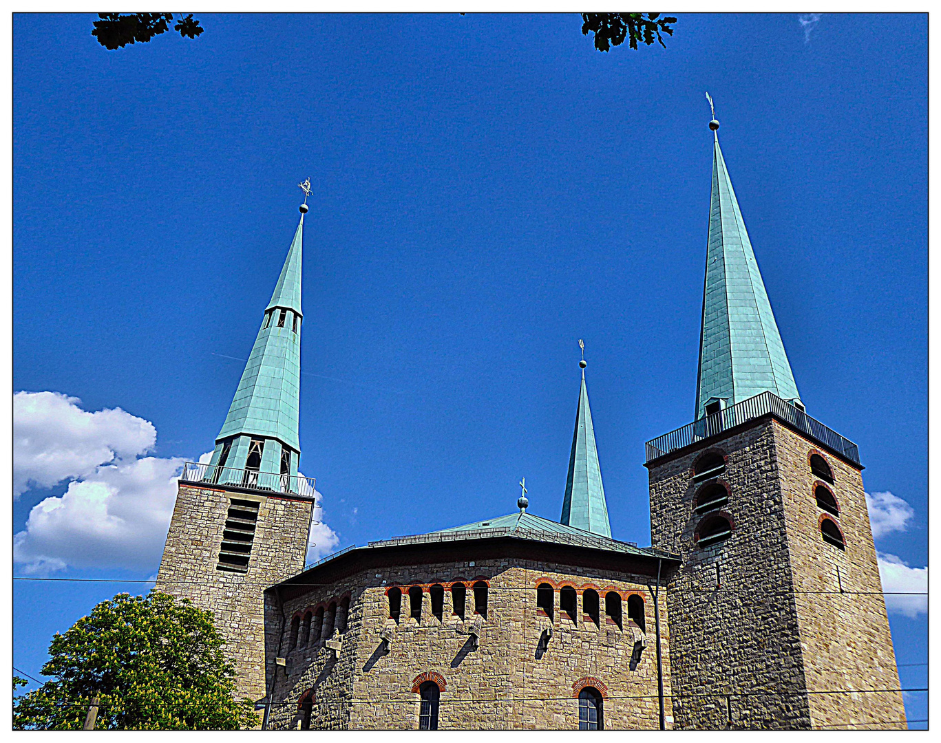 Die Kirche mit drei Türmen
