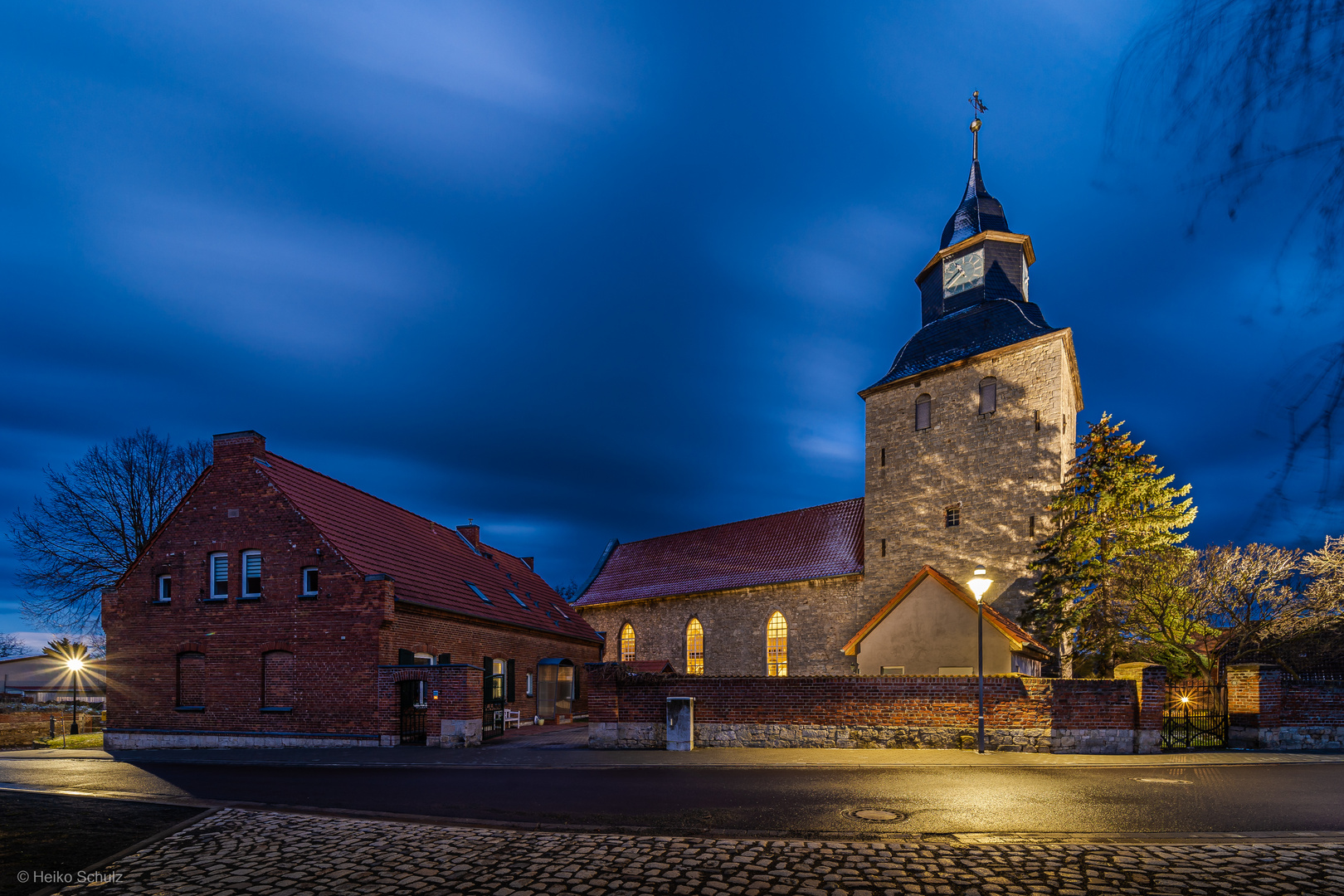 Die Kirche neben der alten Schule