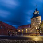 Die Kirche neben der alten Schule