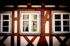 die kirche spiegelt sich.