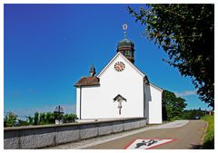 Die Kirche St. Martin oberhalb Warth, mit Mond,