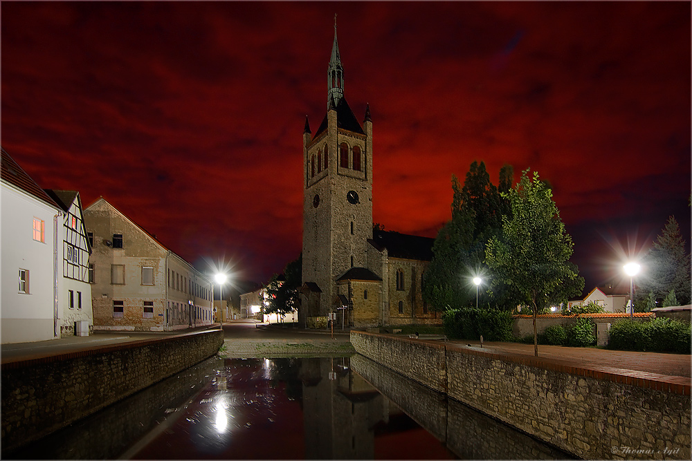 Die Kirche und die Pferdeschwemme..