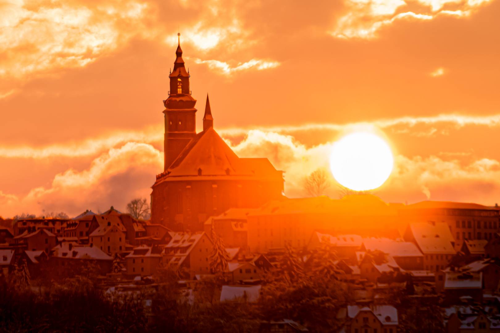 Die Kirche und die Sonne