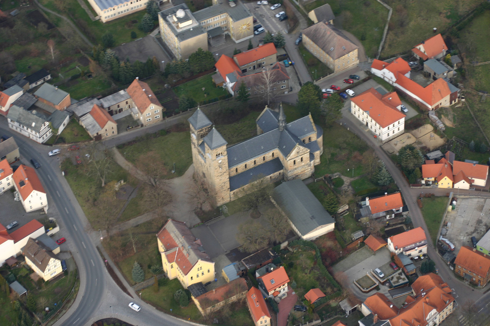 Die Kirche von Bad Klosterlausnitz von oben