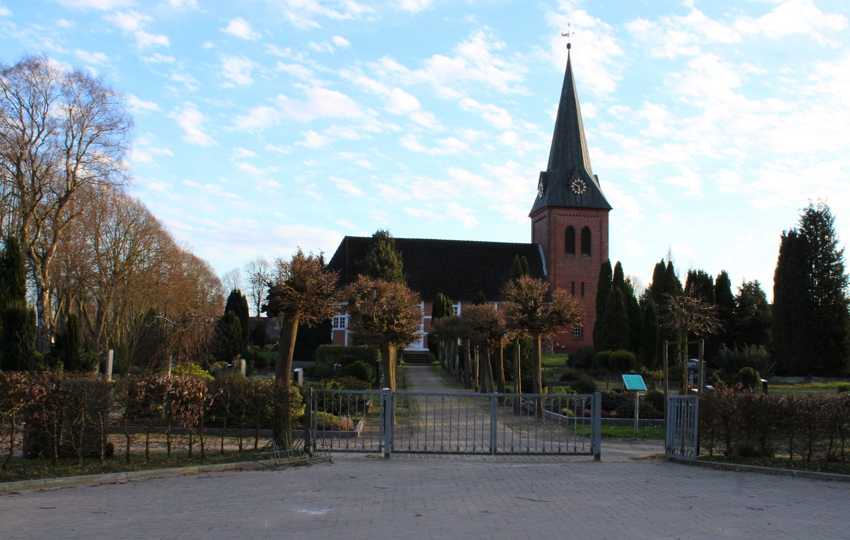 die Kirche von der Nordseite ... 