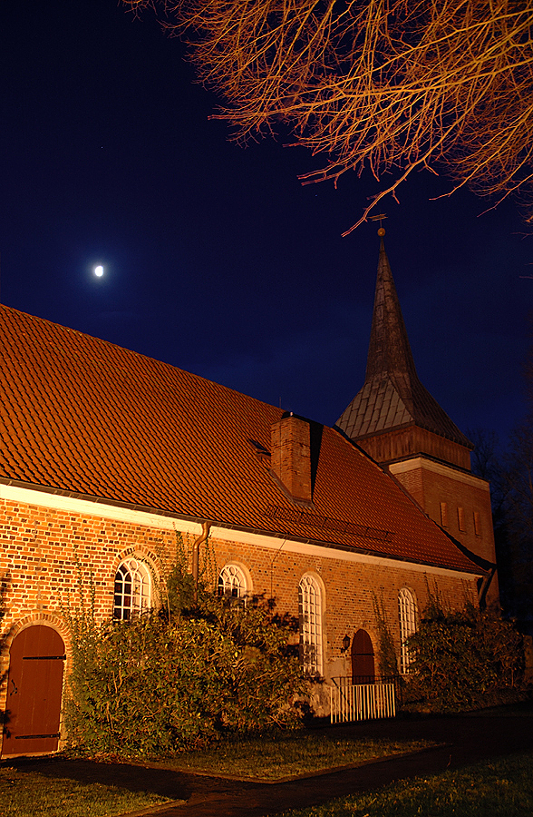 Die Kirche von Hechthausen/Kreis Stade kurz vor Sonnenaufgang-1