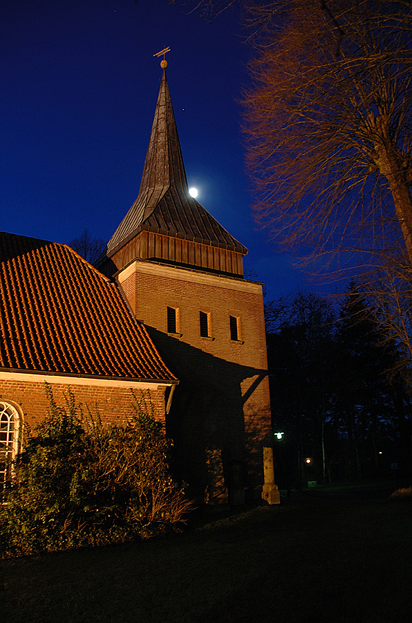 Die Kirche von Hechthausen/Kreis Stade kurz vor Sonnenaufgang