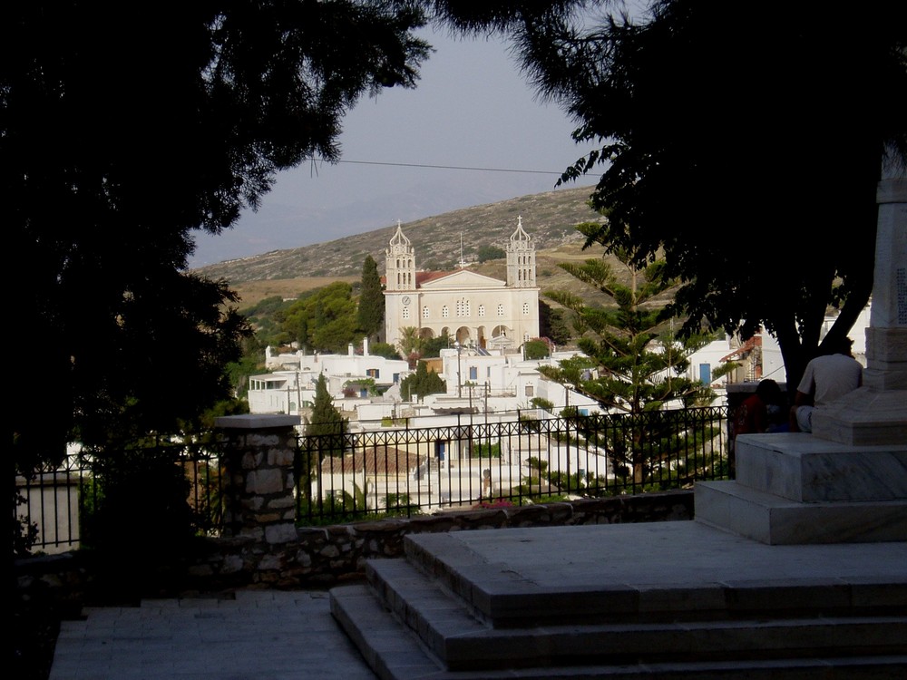 Die Kirche von Lefkes auf der Insel Paros.