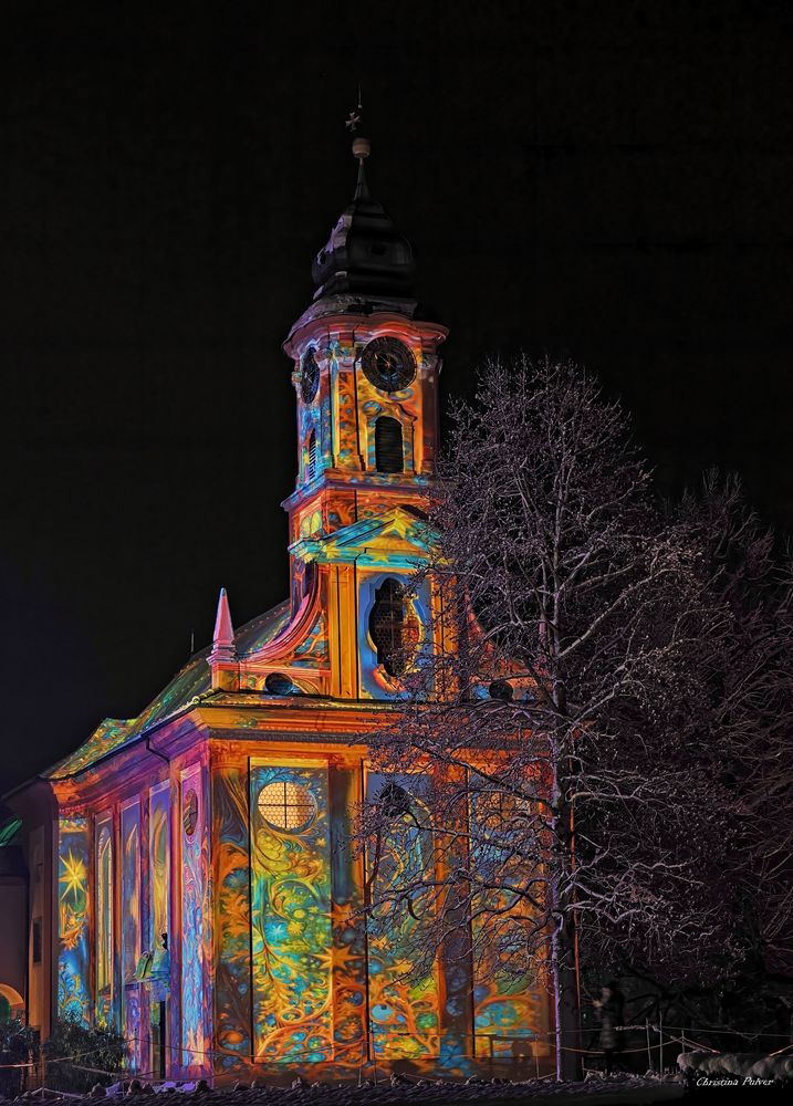 Die Kirche von Mainau mit der Adventsbeleuchtung