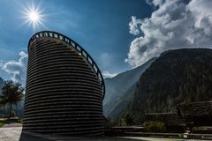 Die Kirche von Mogno im Gegenlicht