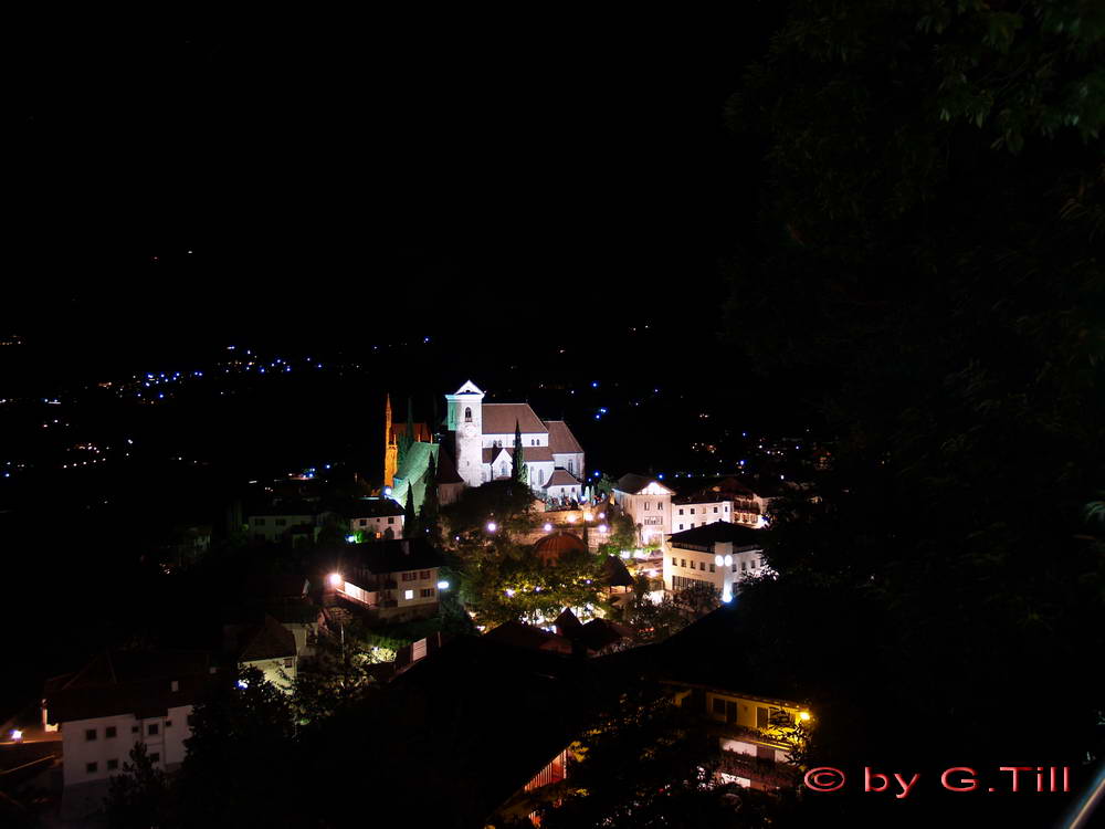 Die Kirche von Schenna bei Nacht.