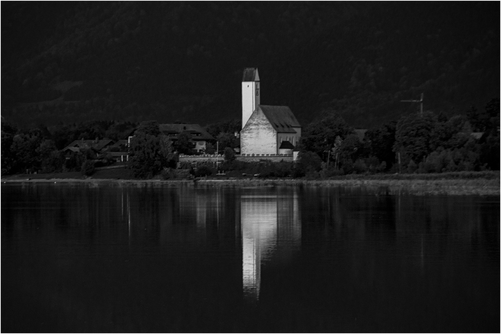 Die Kirche von Schwangau im Abendlicht