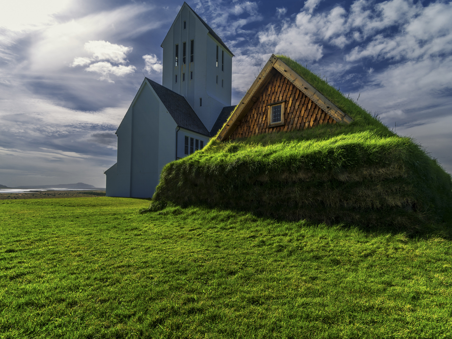 Die Kirche von Skáholt mit einem Grassodenhaus