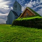 Die Kirche von Skáholt mit einem Grassodenhaus