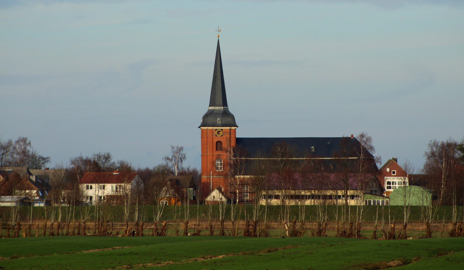 Die Kirche zu Osten vom kleinen Wald aus gesehen ...