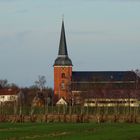 Die Kirche zu Osten vom kleinen Wald aus gesehen ...