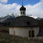 Die Kirche zum hl. Franz Borgias mit Frühlingsblühern im Vordergrund