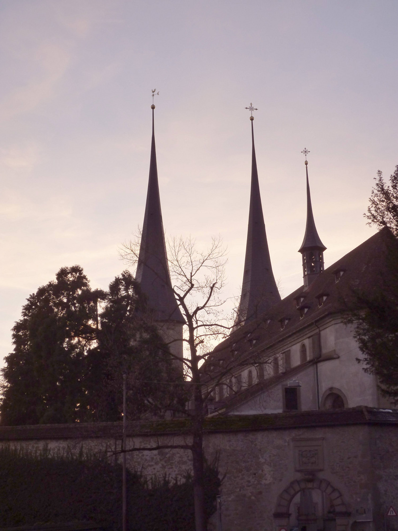 Die Kirchendächer der Hofkirche ...