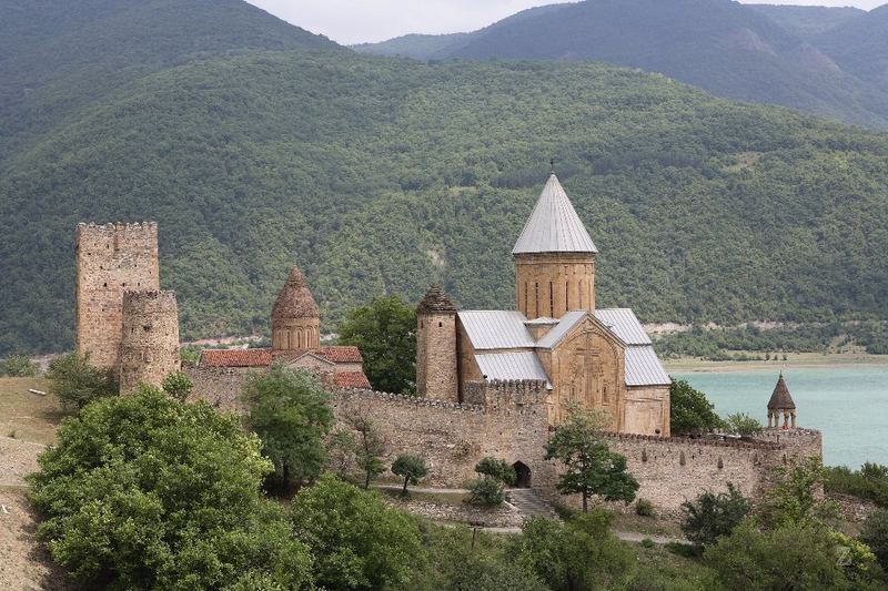 die Kirchenfestung Ananauri aus dem 17. Jahrhundert - Georgien