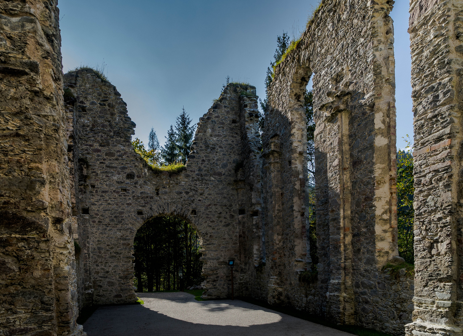 Die Kirchenruine von Hörbrunn II