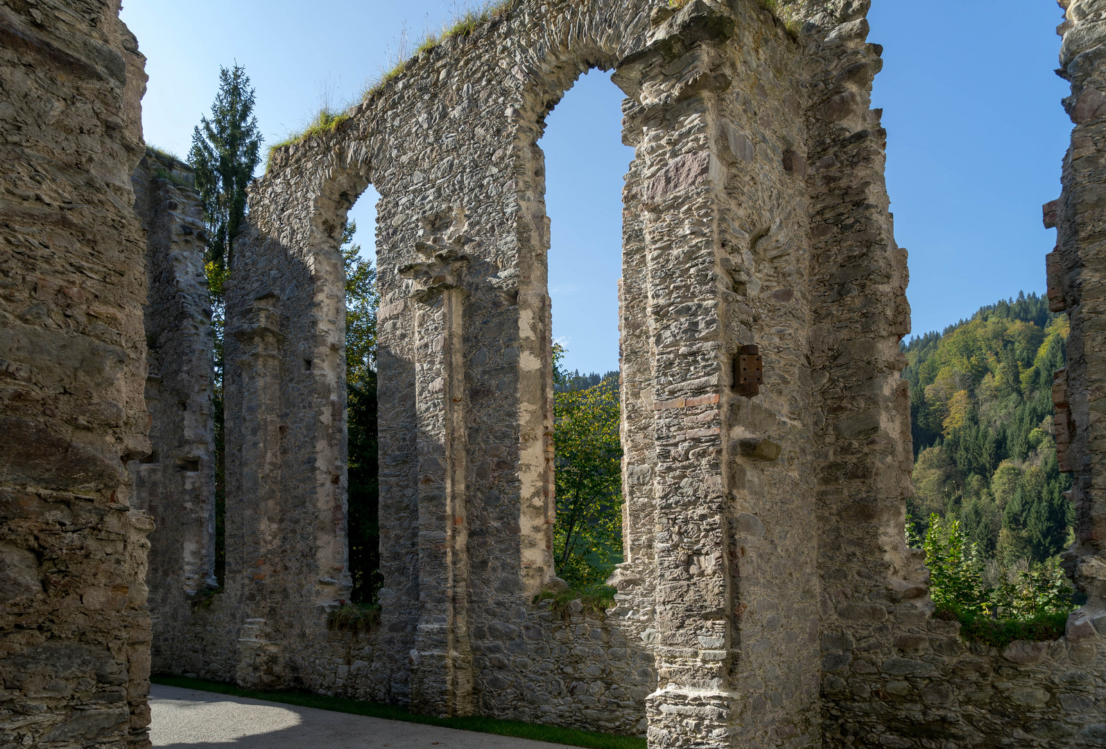 Die Kirchenruine von Hörbrunn III