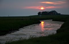 Die Kirchhof-Warf in der Abenddämmerung