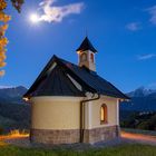 Die "Kirchleitnkapelle" hoch über Berchtesgaden mit Watzmann in einer mondhellen Nacht