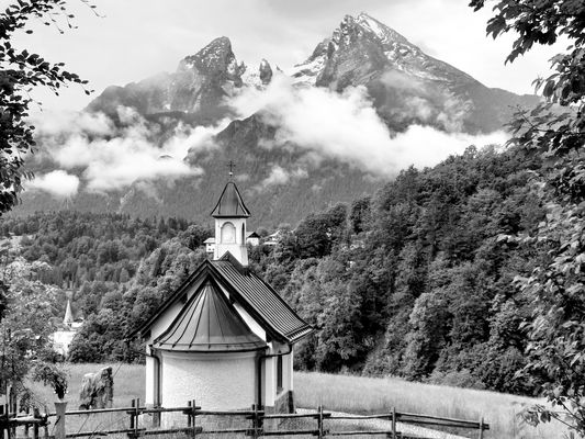 Die Kirchleitnkapelle mit Blick auf den Watzmann