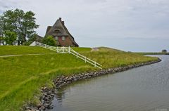 Die Kirchwarft auf der Hallig Hooge