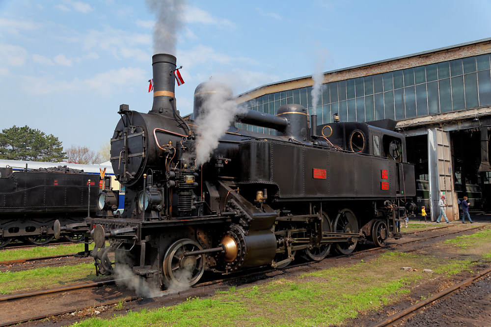 Die kkStB 3033 vor dem Heizhaus Strasshof