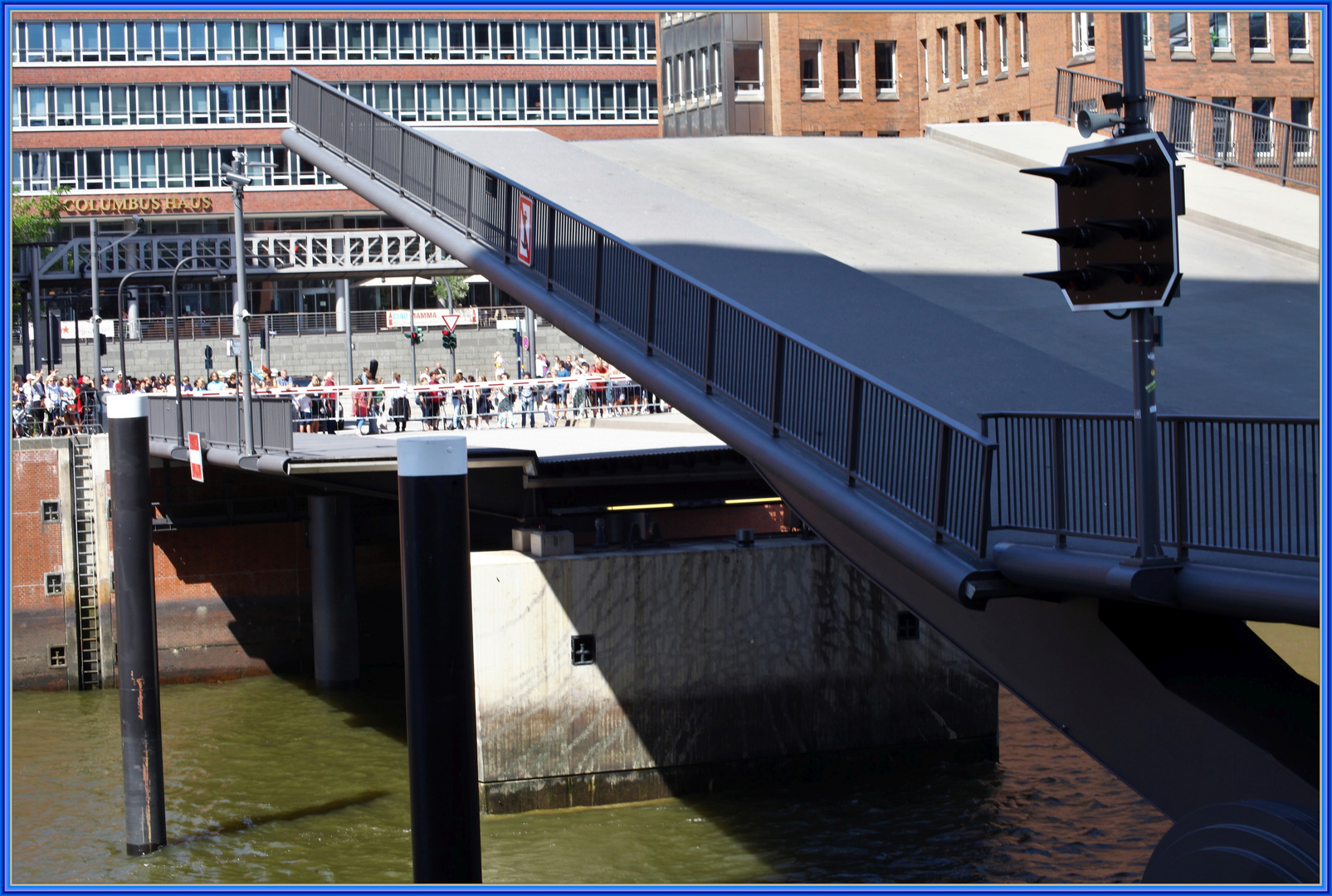 DIE KLAPPBRÜCKE  BEIM KLAPPEN