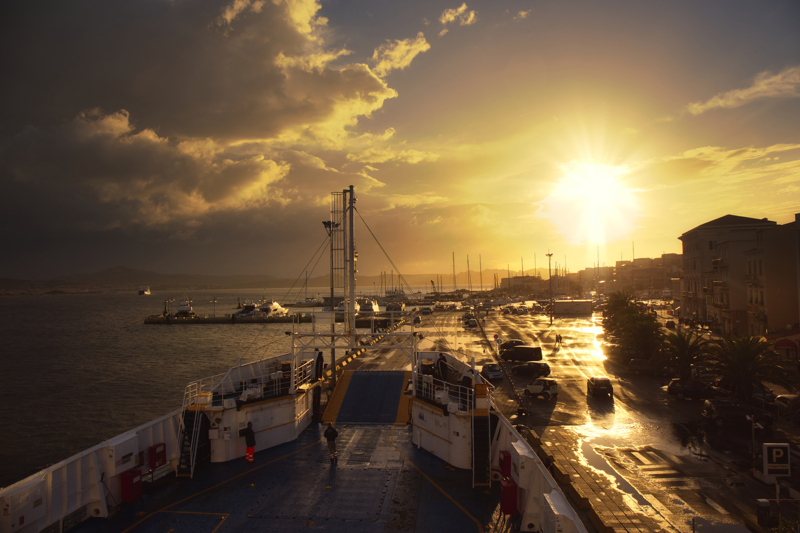 Die Klappe wird geschlossen - vor der Abfahrt von La Maddalena