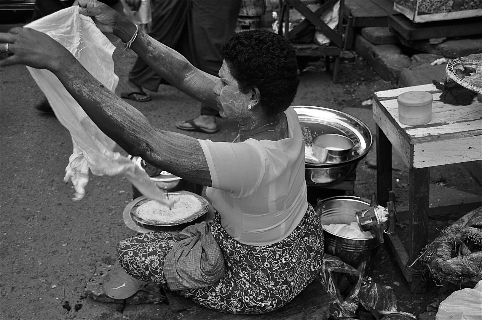 die kleine aber feine strassen-reisnudel-erzeugung nebst verköstigung, yangon, burma 2011