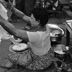 die kleine aber feine strassen-reisnudel-erzeugung nebst verköstigung, yangon, burma 2011