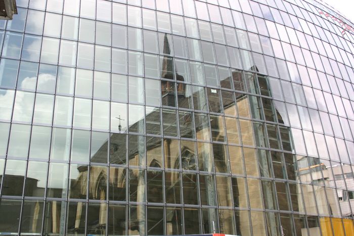 Die kleine Antoniterkirche kommt groß raus -auf der Fassade des kölschen Ei