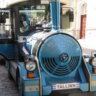Die kleine Bahn für Stadtrundfahrten in Tallinn