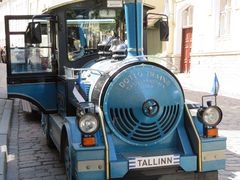 Die kleine Bahn für Stadtrundfahrten in Tallinn