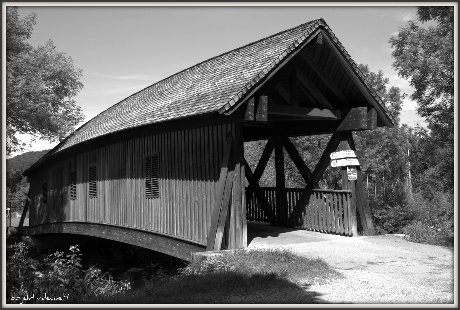 Die kleine Brücke am Fluß