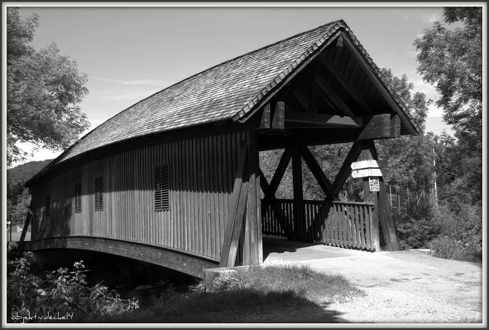 Die kleine Brücke am Fluß