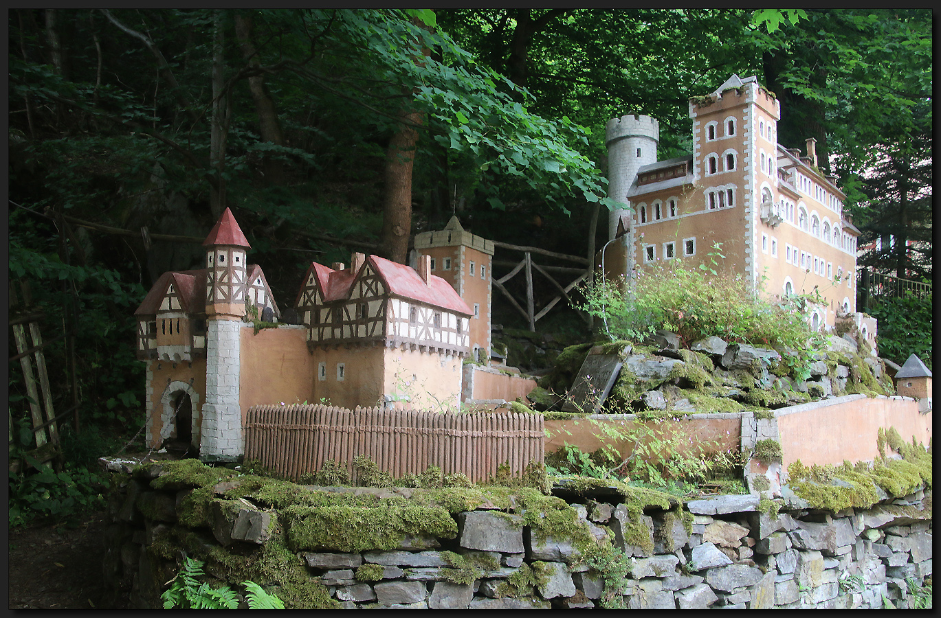 ...Die kleine Burg am Wegesrand...